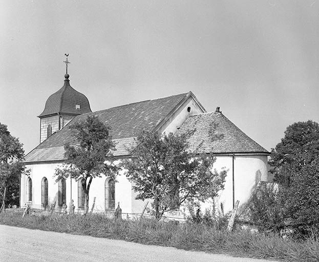 Face latérale droite depuis le chevet. © Yves Sancey / Région Bourgogne-Franche-Comté, Inventaire du patrimoine - 1976