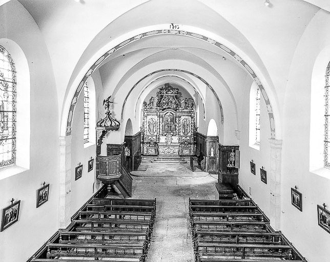 Intérieur : la nef et le choeur vus depuis l'entrée. © Yves Sancey / Région Bourgogne-Franche-Comté, Inventaire du patrimoine - 1976