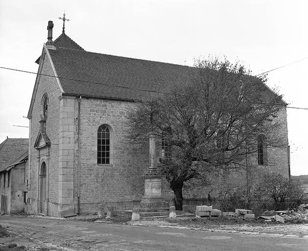 Façade antérieure et face latérale droite. © Yves Sancey / Région Bourgogne-Franche-Comté, Inventaire du patrimoine - 1976 Façade antérieure et face latérale droite. © Yves Sancey / Région Bourgogne-Franche-Comté, Inventaire du patrimoine - 1976