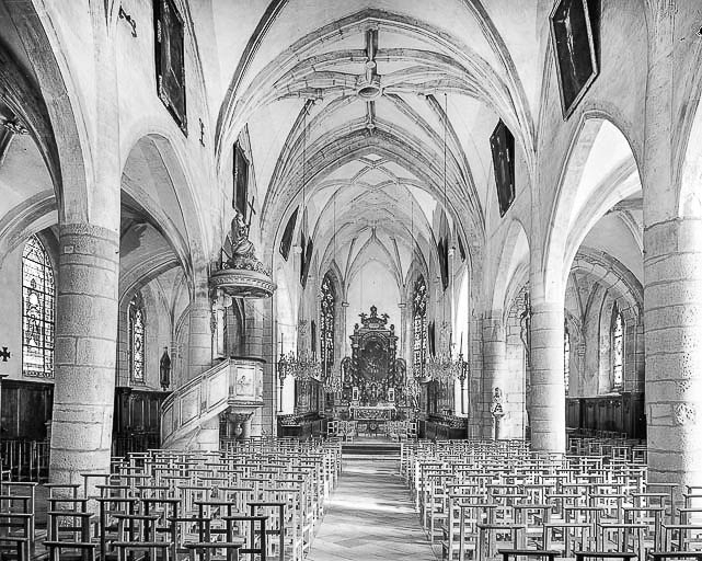 Intérieur : la nef et le choeur vus depuis l'entrée. © Yves Sancey / Région Bourgogne-Franche-Comté, Inventaire du patrimoine - 1976