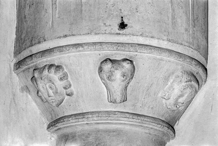 Intérieur : nef, détail d'un chapiteau (2). © Bernard Lardière / Région Bourgogne-Franche-Comté, Inventaire du patrimoine - 1976