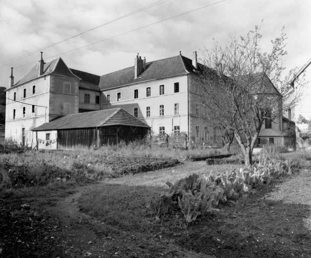 Vue d'ensemble des bâtiments depuis l'angle nord-est. © Yves Sancey / Région Bourgogne-Franche-Comté, Inventaire du patrimoine - 1976