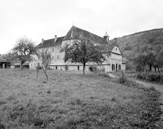 Vue générale depuis le verger, angle nord-ouest. © Yves Sancey / Région Bourgogne-Franche-Comté, Inventaire du patrimoine - 1976