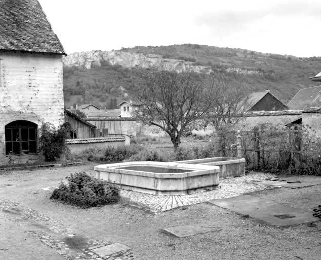 Vue générale de la fontaine, lavoir, abreuvoir. © Yves Sancey / Région Bourgogne-Franche-Comté, Inventaire du patrimoine - 1976