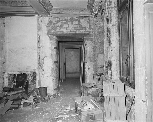 Intérieur : détail d'une pièce avec la porte d'entrée. © Yves Sancey / Région Bourgogne-Franche-Comté, Inventaire du patrimoine - 1976