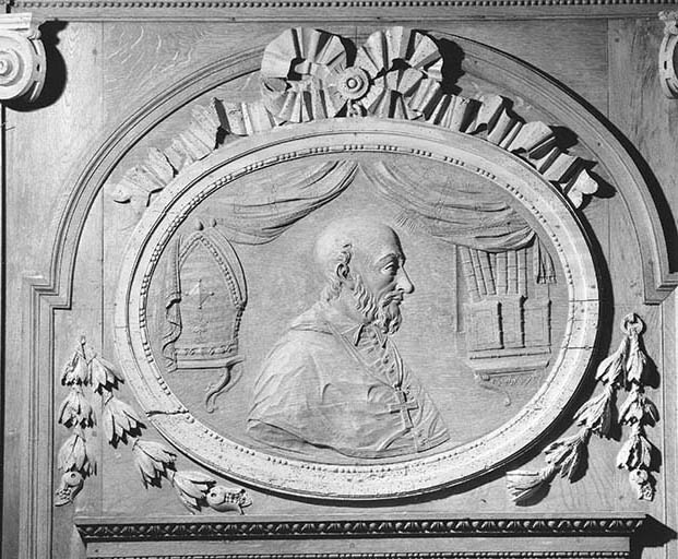 Médaillon de gauche du troisième pan de l'abside : un évêque. © Yves Sancey / Région Bourgogne-Franche-Comté, Inventaire du patrimoine - 1976