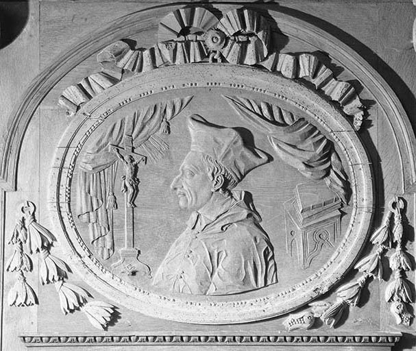 Médaillon de droite du troisième pan de l'abside : un chanoine. © Yves Sancey / Région Bourgogne-Franche-Comté, Inventaire du patrimoine - 1976