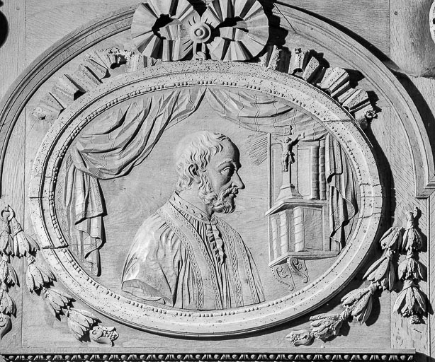 Médaillon central du panneau gauche. © Yves Sancey / Région Bourgogne-Franche-Comté, Inventaire du patrimoine - 1976