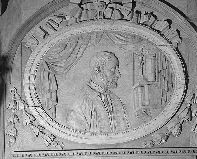 Médaillon de gauche du premier pan de l'abside : un prêtre. © Yves Sancey / Région Bourgogne-Franche-Comté, Inventaire du patrimoine - 1976