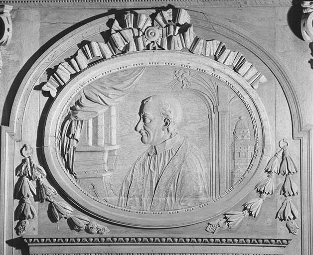 Médaillon de droite du premier pan de l'abside : un prêtre. © Yves Sancey / Région Bourgogne-Franche-Comté, Inventaire du patrimoine - 1976