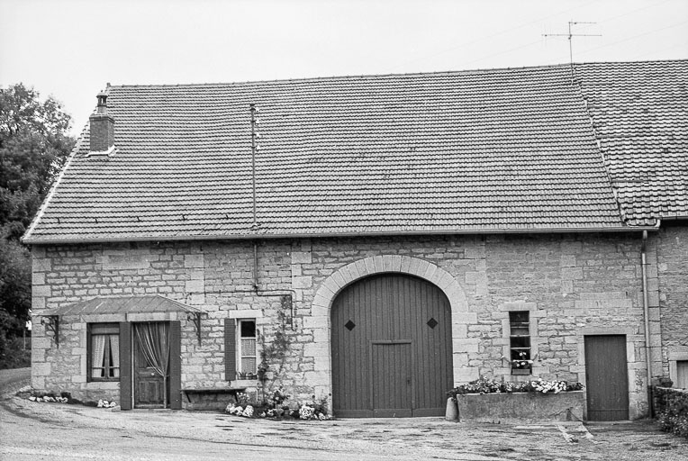 Ferme cadastrée B2 : façade antérieure. © Bernard Pontefract / Région Bourgogne-Franche-Comté, Inventaire du patrimoine - 1976
