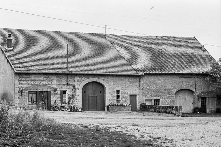 Fermes cadastrées B2 181 et 182 : façades antérieures. © Bernard Pontefract / Région Bourgogne-Franche-Comté, Inventaire du patrimoine - 1976