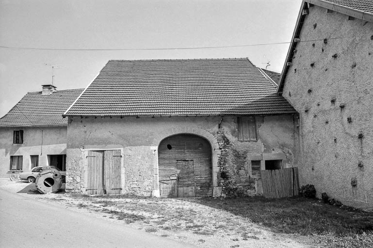 Ferme située au lieudit Sous les Barres, cadastrée C2 330 : façade postérieure (?). © Bernard Pontefract / Région Bourgogne-Franche-Comté, Inventaire du patrimoine - 1976