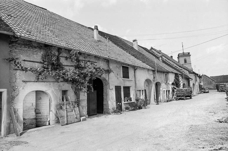 Vue générale de la Grande Rue. © Bernard Pontefract / Région Bourgogne-Franche-Comté, Inventaire du patrimoine - 1976
