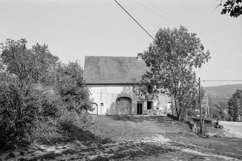 Façade antérieure en 1976. © Bernard Pontefract / Région Bourgogne-Franche-Comté, Inventaire du patrimoine - 1976