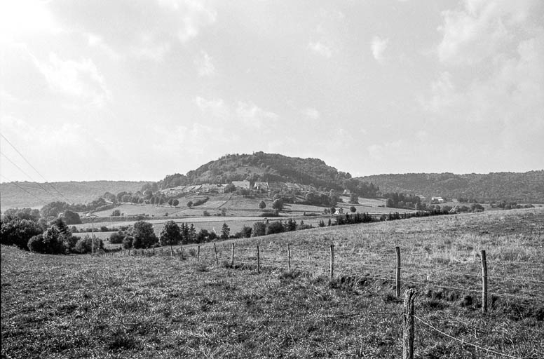Vue du panorama depuis le cimetière. © Bernard Pontefract / Région Bourgogne-Franche-Comté, Inventaire du patrimoine - 1976