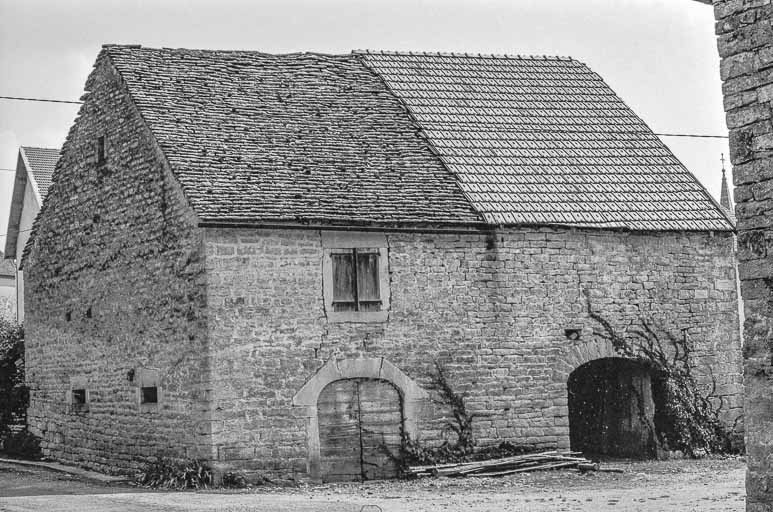 Ferme cadastrée 1951 E1 93 : bâtiment agricole. © Bernard Pontefract / Région Bourgogne-Franche-Comté, Inventaire du patrimoine - 1976
