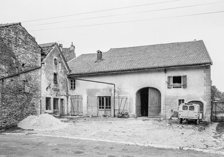 Ferme cadastrée 1951 E1 110 : façade antérieure. © Bernard Pontefract / Région Bourgogne-Franche-Comté, Inventaire du patrimoine - 1976