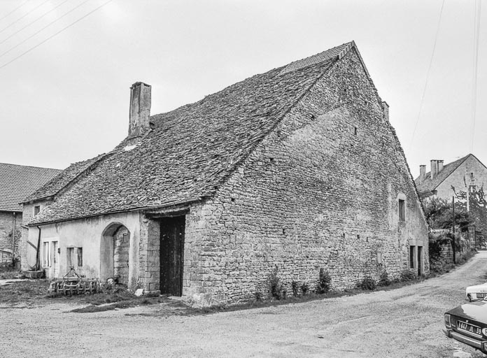 Ferme cadastrée 1951 E1 266 : façades antérieure et latérale droite. © Bernard Pontefract / Région Bourgogne-Franche-Comté, Inventaire du patrimoine - 1976