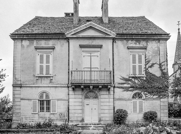 Façade antérieure vue rapprochée de face. © Bernard Pontefract / Région Bourgogne-Franche-Comté, Inventaire du patrimoine - 1976