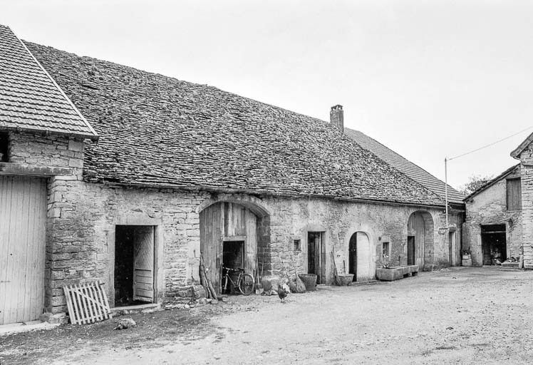 Ferme cadastrée 1951 E1 56-58 : façade sur la cour intérieure. © Bernard Pontefract / Région Bourgogne-Franche-Comté, Inventaire du patrimoine - 1976