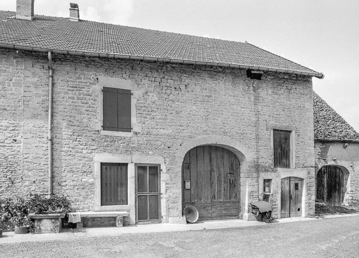 Ferme cadastrée 1951 E1 79 (gauche) : façade antérieure. © Bernard Pontefract / Région Bourgogne-Franche-Comté, Inventaire du patrimoine - 1976