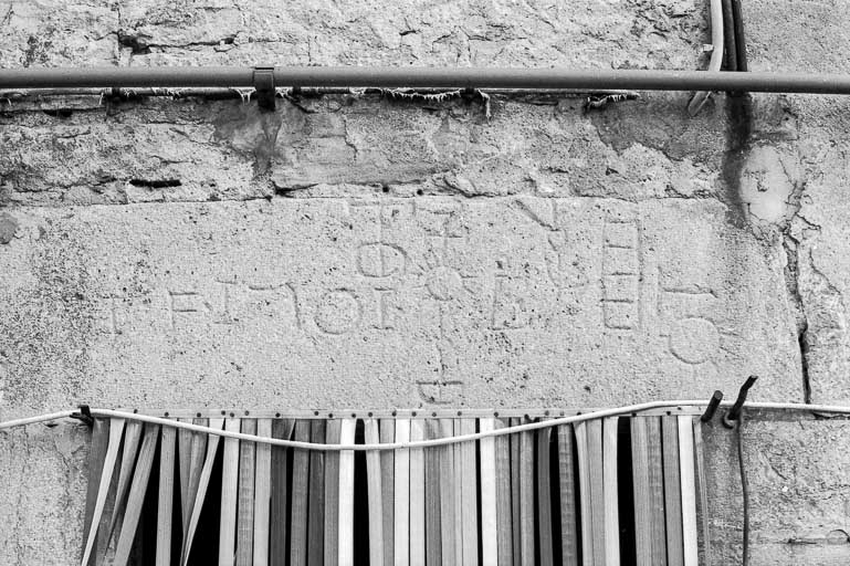 Inscription sur linteau. © Bernard Pontefract / Région Bourgogne-Franche-Comté, Inventaire du patrimoine - 1976