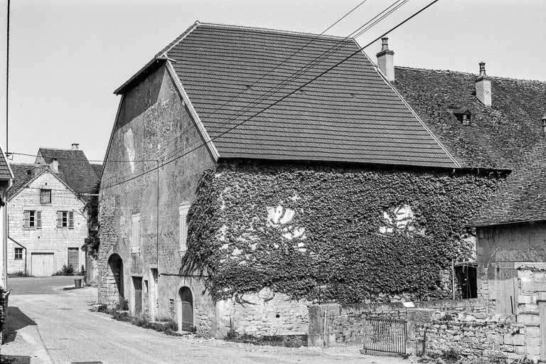 Ferme cadastrée AD 156 : façades antérieure et latérale droite. © Bernard Pontefract / Région Bourgogne-Franche-Comté, Inventaire du patrimoine - 1976