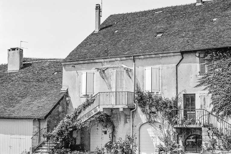 Façade antérieure : vue rapprochée. © Bernard Pontefract / Région Bourgogne-Franche-Comté, Inventaire du patrimoine - 1976