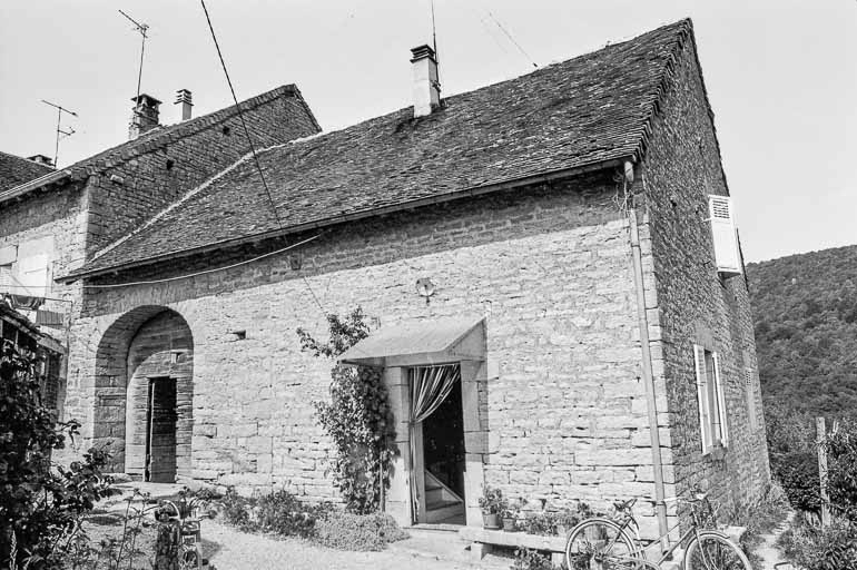 Maison cadastrée AD 109 : façades antérieure et latérale droite. © Bernard Pontefract / Région Bourgogne-Franche-Comté, Inventaire du patrimoine - 1976