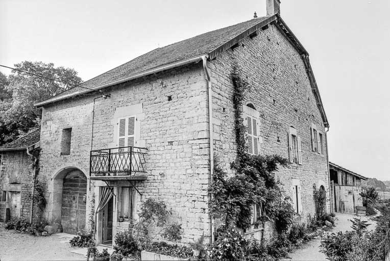 Ferme cadastrée AD 258 : façades antérieure et latérale droite. © Bernard Pontefract / Région Bourgogne-Franche-Comté, Inventaire du patrimoine - 1976