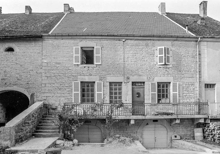 Maison de vigneron (?) cadastrée AD 325 : façade antérieure. © Bernard Pontefract / Région Bourgogne-Franche-Comté, Inventaire du patrimoine - 1976