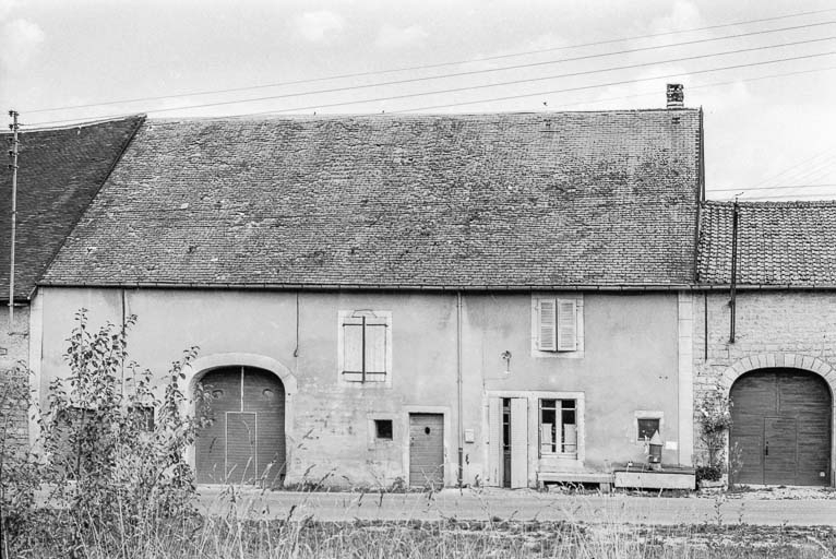 Façade antérieure : vue rapprochée. © Bernard Pontefract / Région Bourgogne-Franche-Comté, Inventaire du patrimoine - 1976