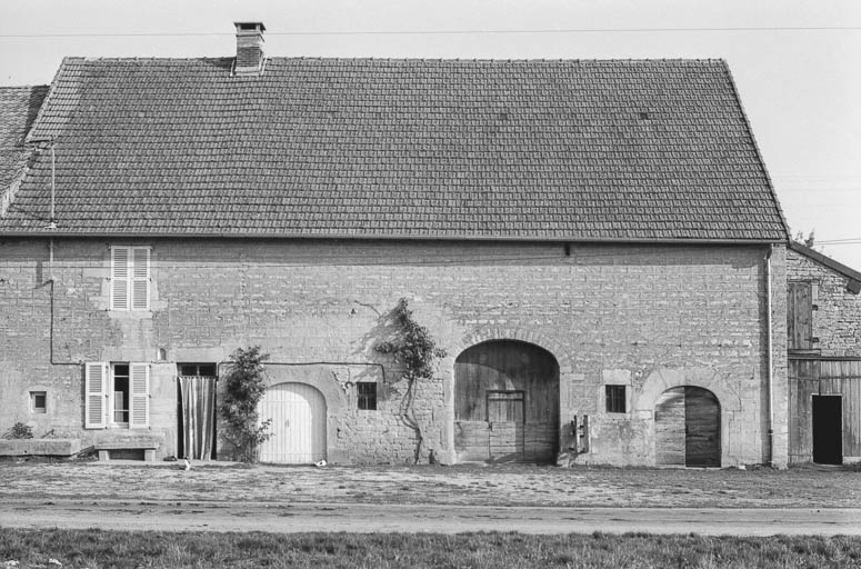 Ferme cadastrée A3 564 : façade antérieure. © Bernard Pontefract / Région Bourgogne-Franche-Comté, Inventaire du patrimoine - 1976