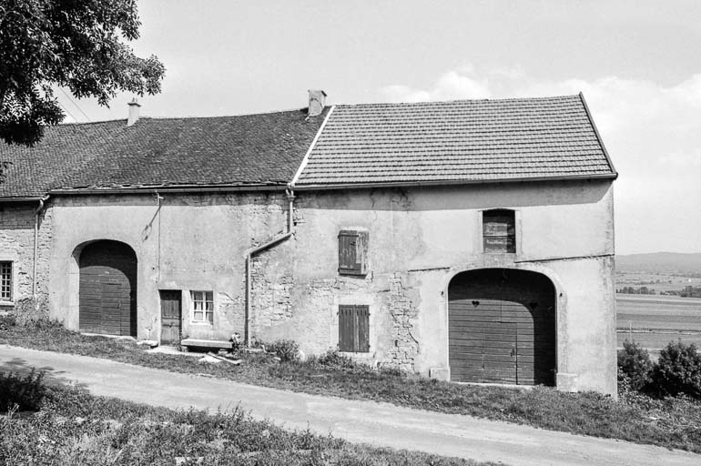 Fermes cadastrées section A : façades sur rue. © Bernard Pontefract / Région Bourgogne-Franche-Comté, Inventaire du patrimoine - 1976