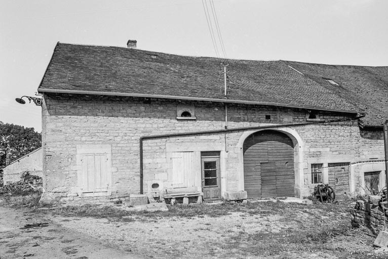 Ferme cadastrée D2 247 : façade antérieure. © Bernard Pontefract / Région Bourgogne-Franche-Comté, Inventaire du patrimoine - 1976