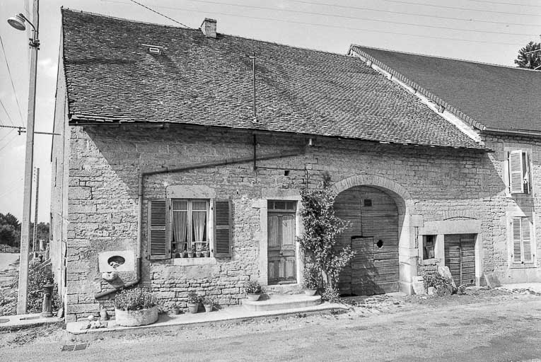 Ferme cadastrée D2 230 : façade antérieure © Bernard Pontefract / Région Bourgogne-Franche-Comté, Inventaire du patrimoine - 1976