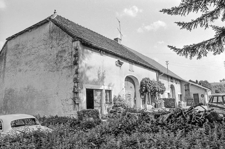 Fermes cadastrées D2 214-215 : vue de trois quarts gauche. © Bernard Pontefract / Région Bourgogne-Franche-Comté, Inventaire du patrimoine - 1976
