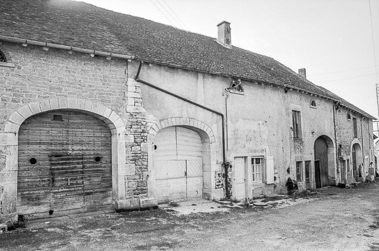 Porte de grange et fermes voisines. © Bernard Pontefract / Région Bourgogne-Franche-Comté, Inventaire du patrimoine - 1976