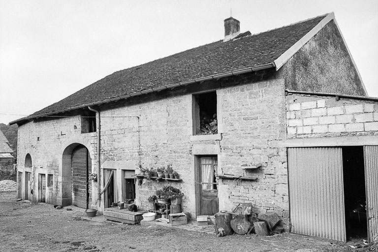 Ferme cadastrée D2 72 :  : façade antérieure vue de trois quarts droit. © Bernard Pontefract / Région Bourgogne-Franche-Comté, Inventaire du patrimoine - 1976