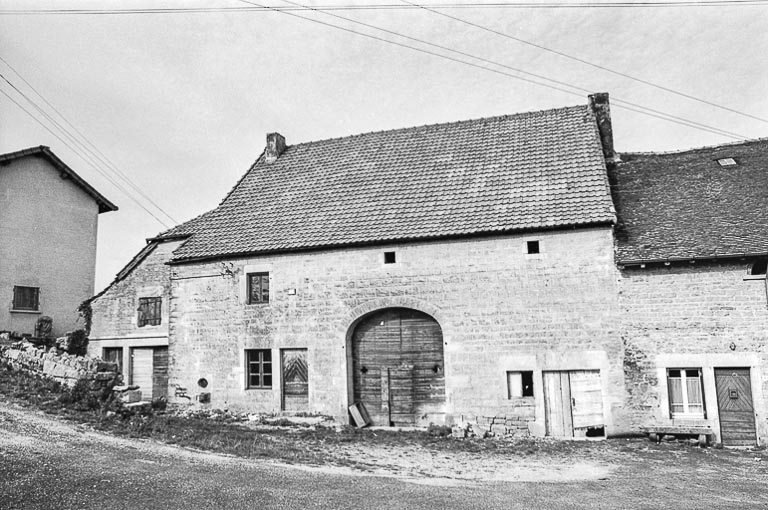 Ferme cadastrée D2 295 : façade antérieure. © Bernard Pontefract / Région Bourgogne-Franche-Comté, Inventaire du patrimoine - 1976