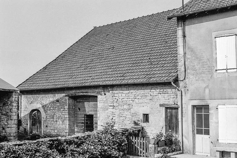 Ferme cadastrée C1 24 : façade antérieure. © Bernard Pontefract / Région Bourgogne-Franche-Comté, Inventaire du patrimoine - 1976