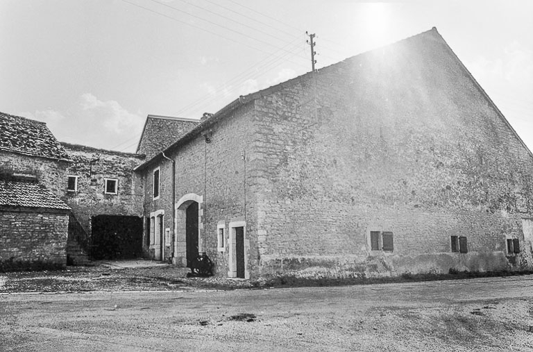 Ferme cadastrée A3 206 : façade antérieure. © Bernard Pontefract / Région Bourgogne-Franche-Comté, Inventaire du patrimoine - 1976