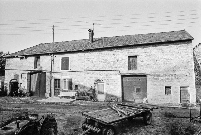 Ferme cadastrée A3 204 : façade antérieure. © Bernard Pontefract / Région Bourgogne-Franche-Comté, Inventaire du patrimoine - 1976