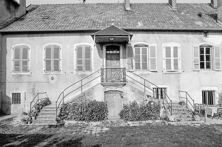 Façade antérieurer et escalier à double volée. © Bernard Pontefract / Région Bourgogne-Franche-Comté, Inventaire du patrimoine - 1976