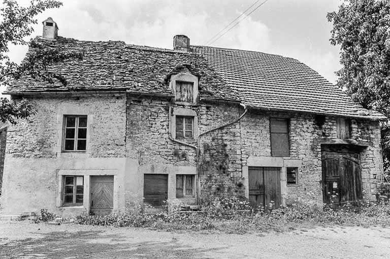 Ferme cadastrée 1951 E1 76 : façade antérieure. © Bernard Pontefract / Région Bourgogne-Franche-Comté, Inventaire du patrimoine - 1976