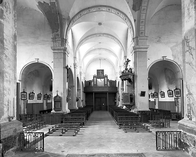 Vue du vaisseau central et des bas-côtés depuis le choeur. © Yves Sancey / Région Bourgogne-Franche-Comté, Inventaire du patrimoine - 1976