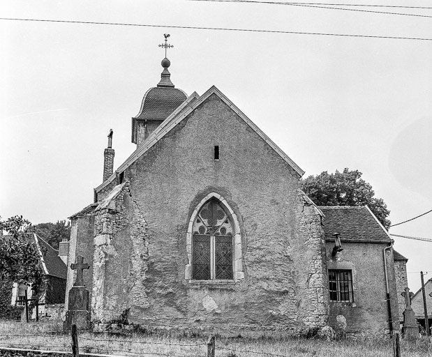 Chevet et sacristie à droite. © Yves Sancey / Région Bourgogne-Franche-Comté, Inventaire du patrimoine - 1976