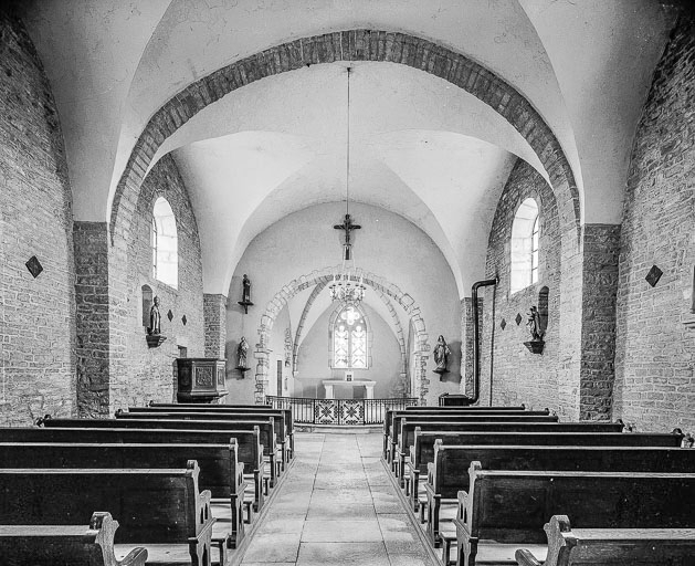 Intérieur : nef et choeur. © Yves Sancey / Région Bourgogne-Franche-Comté, Inventaire du patrimoine - 1976