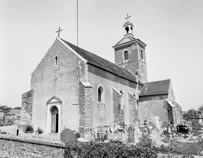 Façades antérieure et latérale droite. © Bernard Lardière / Région Bourgogne-Franche-Comté, Inventaire du patrimoine - 1976